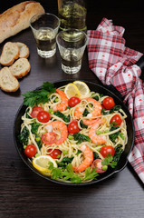 Pasta with shrimp and vegetables