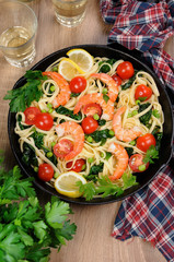 Pasta with shrimp and vegetables