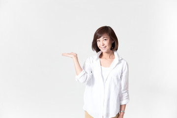 カジュアルポートレート・ミドル女性(白バック)