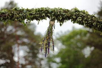 Blumenstrauß an Bogen - Blumenschmuck an Midsommar