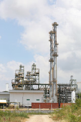 Fototapeta na wymiar Oil and chemical refinery plant