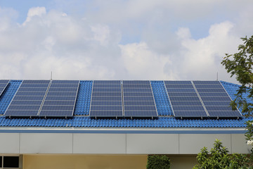 Naklejka premium Panel słoneczny na dachu