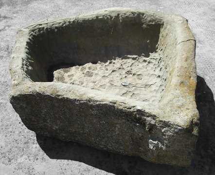 Vecchia Acquasantiera In Arenaria Lavorata A Scalpello 2017