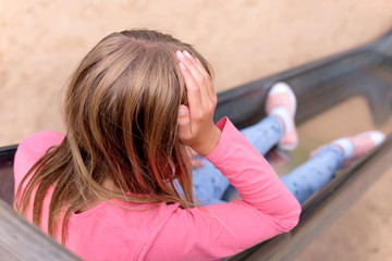 Junges Mädchen mit blonden Haaren ist traurig