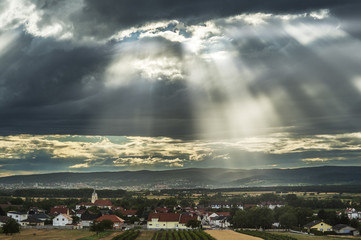 Gewitterwolken und Sonnenstrahlen über Oslip und Eisenstadt im Burgenland