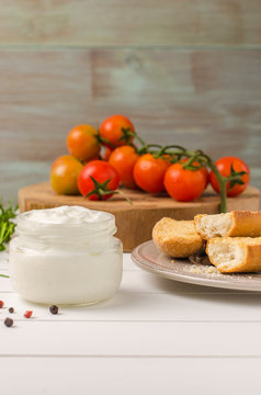 Organic cherry tomatoes with rosemary, swedish toasts and cream cheese