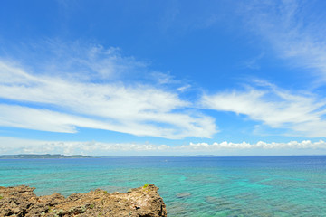 美しい沖縄のビーチと夏空
