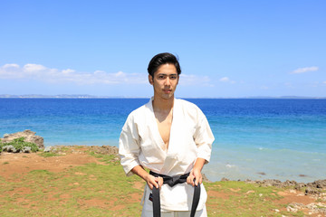 Fototapeta premium 南国の美しいビーチで鍛える男性 