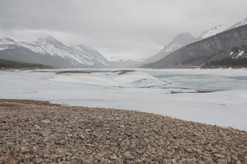 Fototapeta premium Rocks and Ice at Spray Lake