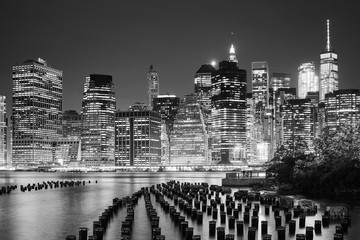 Manhattan skyline seen from Brooklyn at night, New York City, USA. - obrazy, fototapety, plakaty