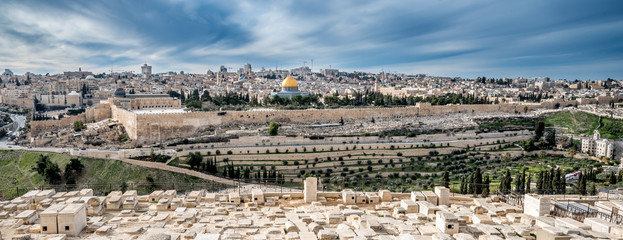 Fototapeta premium Panoramiczny widok na Jerozolimę z kopułą na skale i Wzgórzem Świątynnym z Góry Oliwnej, Izrael