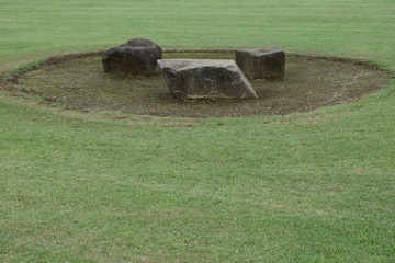 公園の芝生と石のベンチ