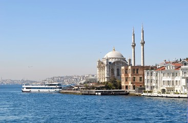 Naklejka premium Ortakoy Mosque on bank of Bosphorus, Istanbul, Turkey
