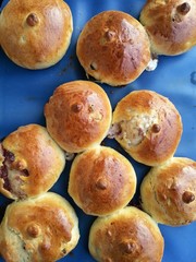 frisch gebackene Hefebrötchen mit Rosinen und Cranberries auf blauer Silikon Backmatte