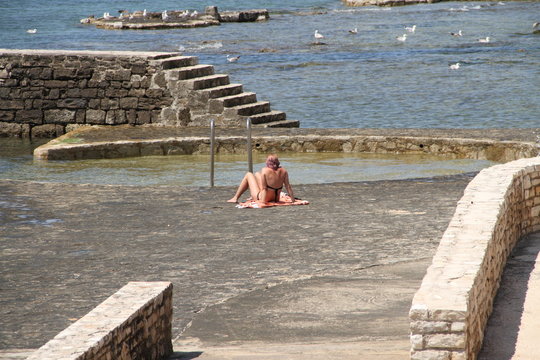 Frau beim Sonnenbaden
