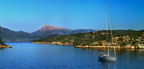 Obraz premium 'Abandon all cares': Morning in the small cove on Poros isalnd
