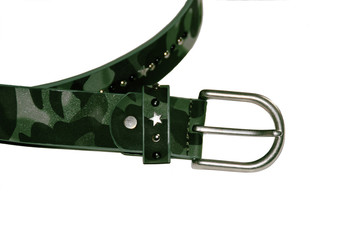 Moderner grüner Damen-Gürtel im Military-Style freigestellt 