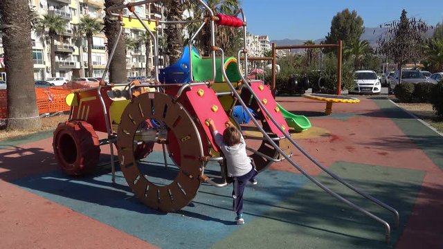 4K Kid tries to climb up but cannot and so gives up