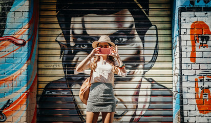 Fototapeta premium Turysta bierze fotografię graffiti ściana z graffiti w tle w Melbourne, Australia.