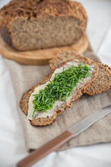 Vollkornbrot mit Butter und Schnittlauch