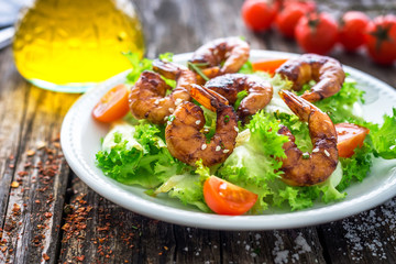 Salad with grilled prawns and cherry tomatoes