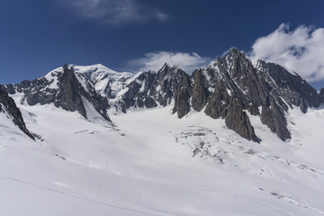 Fototapeta na wymiar The beautiful majestic scenery of the Mont Blanc massif. Alps.