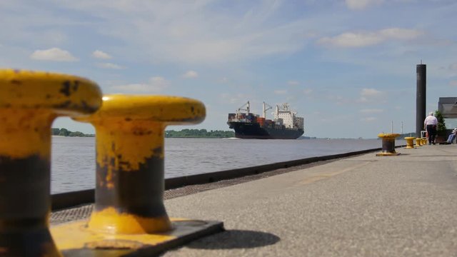 Containerschiff auf der Elbe