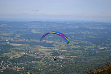 Paralotniarz nad górami, Karkonosze, Polska
