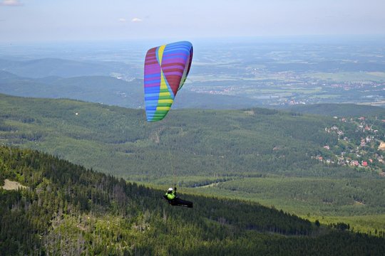 Paralotniarz nad g&oacute;rami, Śnieżka, Karkonosze, Polska