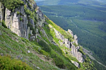 Skały na szlaku niedaleko Wiekiego Stawu Karkonoskiego, Karkonosze, Polska © Marta