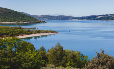 Fototapeta premium Schöne See Landschaft Natur Lac Sainte Croix Frankreich