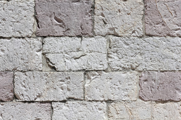 Mauerwerk aus weißrosa Kalkstein