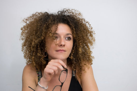 Giovane insegnante con i capelli ricci
