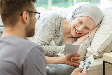 Obraz premium Man showing photos