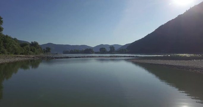 Luftfilm Wachau Donau Austria. Die Kamera fliegt über dem Flußbett. 06
