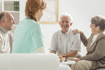 Obraz premium Seniors sitting with nurse