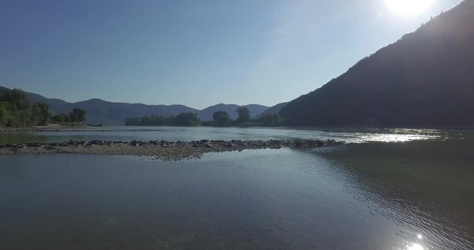 Luftfilm Wachau Donau Austria. Die Kamera fliegt über dem Flußbett. 05