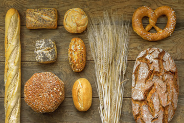 Verschiedene traditionelle Brotsorten, rustikaler Hintergrund