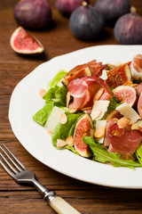 Fresh salad with figs and prosciutto.