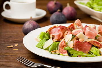 Fresh salad with figs and prosciutto.