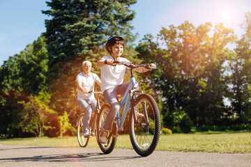 Obraz premium Active family enjoying spring weather in a park