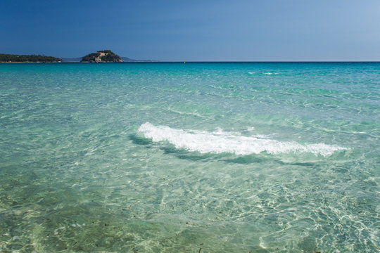 Eine Welle schwappt vor dem Fort de Br&eacute;gan&ccedil;on (Var, S&uuml;dfrankreich) an den Strand