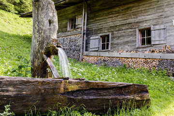 Brunnen auf einer Alm in den Tiroler Alpen