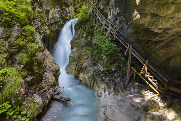 Wasserfall in der Wolfsklamm bei Stans in Tirol, Österreich