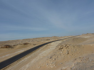 サハラ砂漠のクリスタルマウンテン