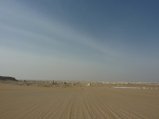 Fototapeta na wymiar サハラ砂漠の白砂漠