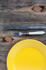 A yellow plate and money.