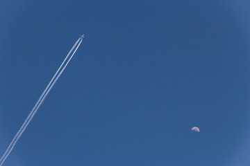 Flugzeug Himmel Mond Kondensstreifen Chemtrails Verschwörungstheorie