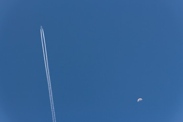 Flugzeug Himmel Mond Kondensstreifen Chemtrails Verschwörungstheorie