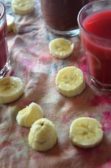 Smoothies aux fruits rouges et rondelles de bananes